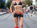Micro Outfits & Cut-Outs: Weniger ist mehr! Knapp geschnittener Minirock mit frechen roten Stiefel