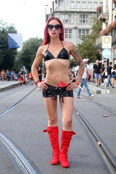 Micro Outfits & Cut-Outs: Weniger ist mehr! Knapp geschnittener Minirock mit frechen roten Stiefel