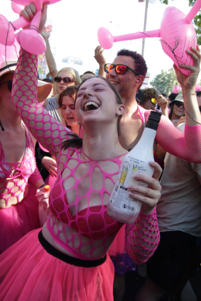 Kreative Outfits und die einzigartige Festivalstimmung in beeindruckenden Bildern.