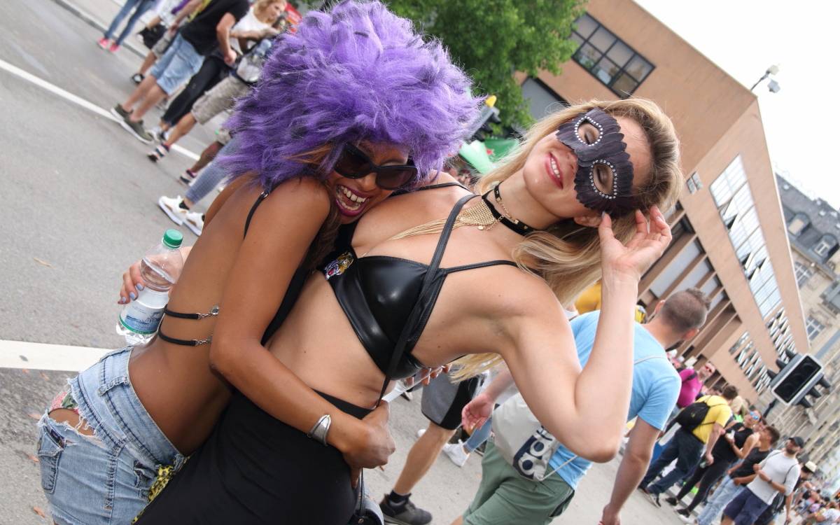 Die heißesten Outfits für die Street Parade 2025 – so feiert man in Style!